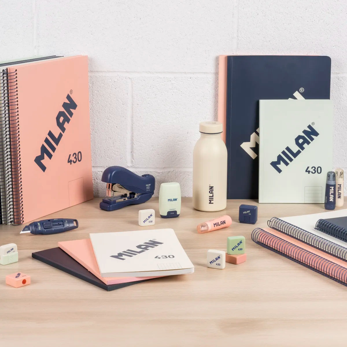 Pack 4 libretas A5 encoladas, 48 hojas blancas de 95 gr/m², colección 430 since 1918