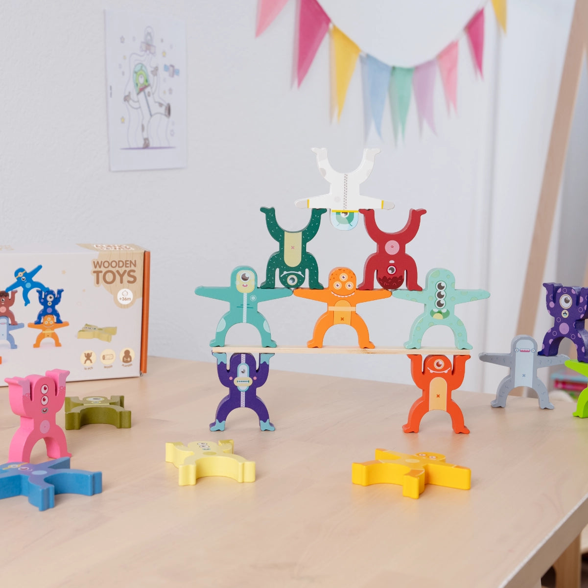 Joguina de fusta per fer torres de figures apilables i equilibris 'Aliens Tower'