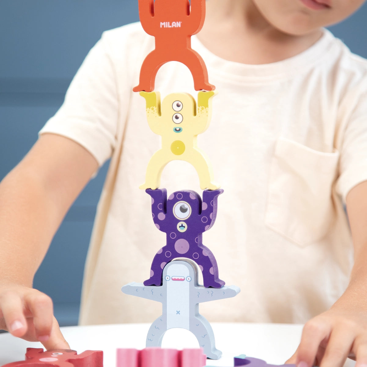 Joguina de fusta per fer torres de figures apilables i equilibris 'Aliens Tower'
