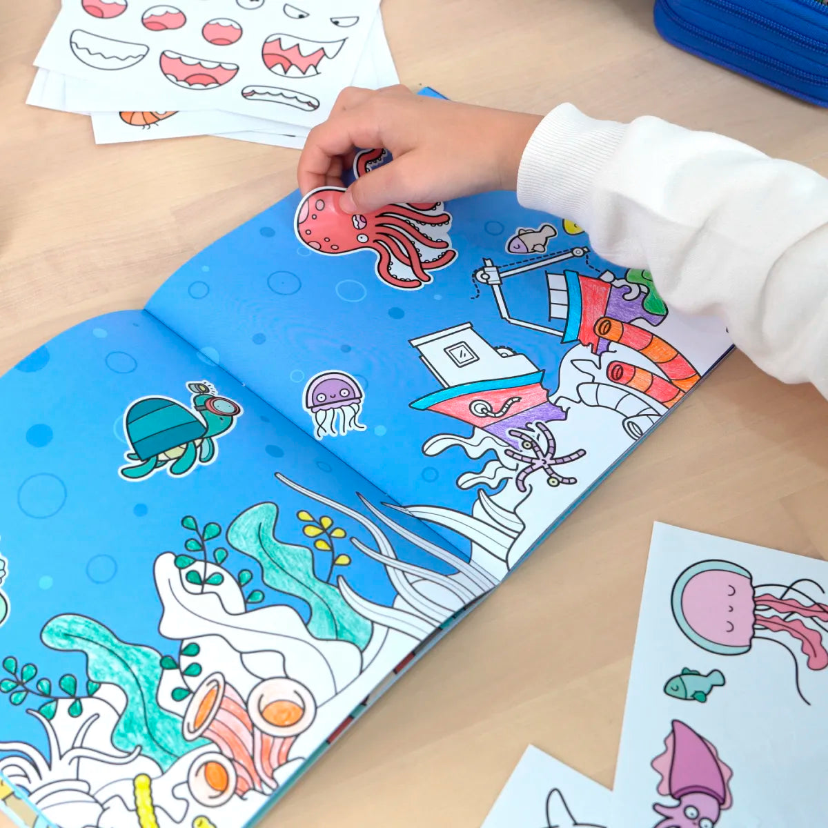 Cuaderno con adhesivos para colorear 'Blue odissey'