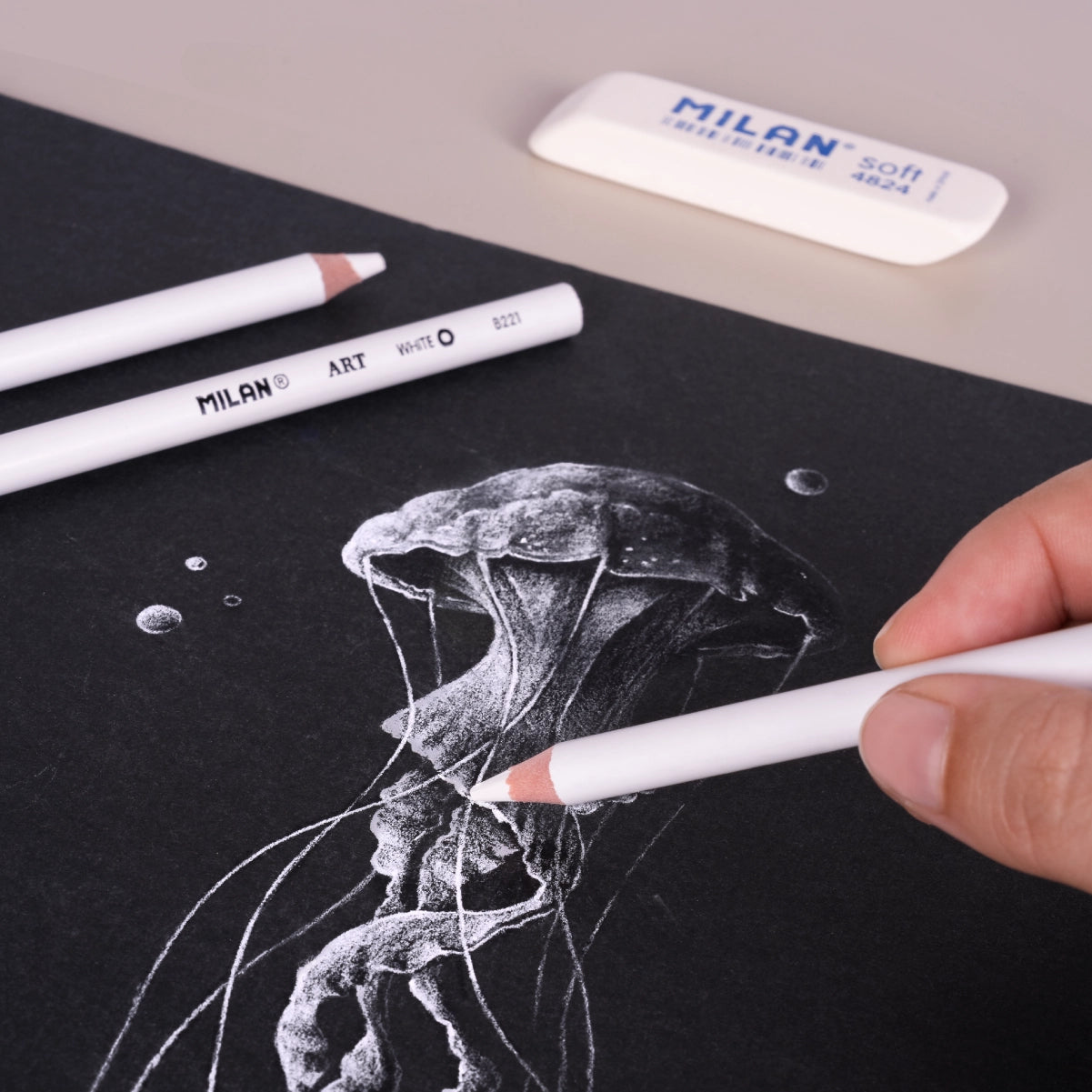 3 lápices blancos para dibujo + goma de borrar