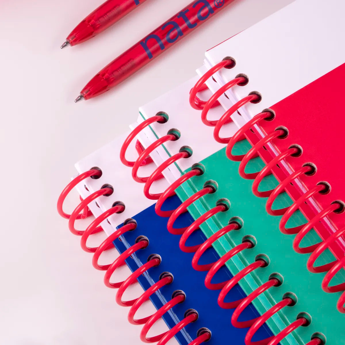 Pack 3 cuadernos A5 con espiral y tapa dura, 80 hojas blancas de 95 gr/m², colección MILAN nata® 624 since 1918