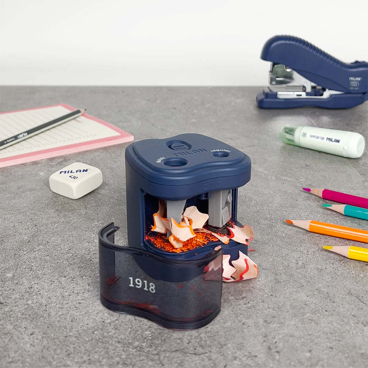 Sacapuntas eléctrico doble para lápices (estándar y maxi) con pilas incluidas, 430 since 1918