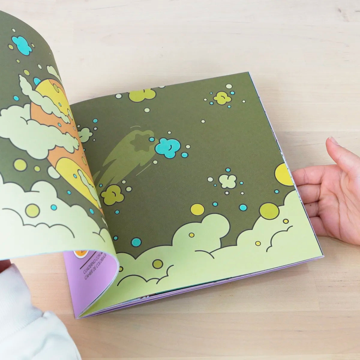 Cuaderno con adhesivos para colorear 'Alien invasion'