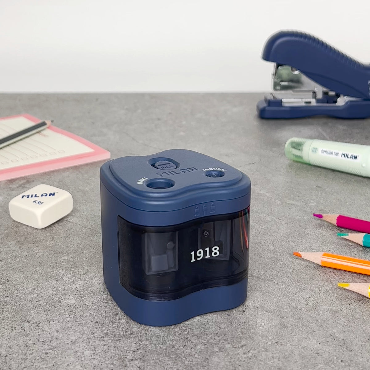 Sacapuntas eléctrico doble para lápices (estándar y maxi) con pilas incluidas, 430 since 1918