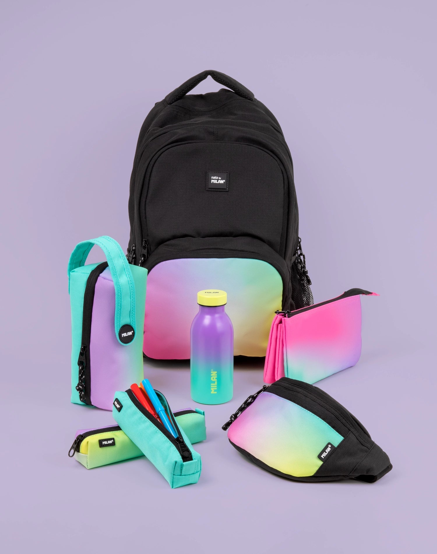 Bodegón de la colección Sunset de MILAN que muestra una variedad de productos, incluyendo botellas isotérmicas, una mochila escolar, varios tipos de estuches y una roñonera