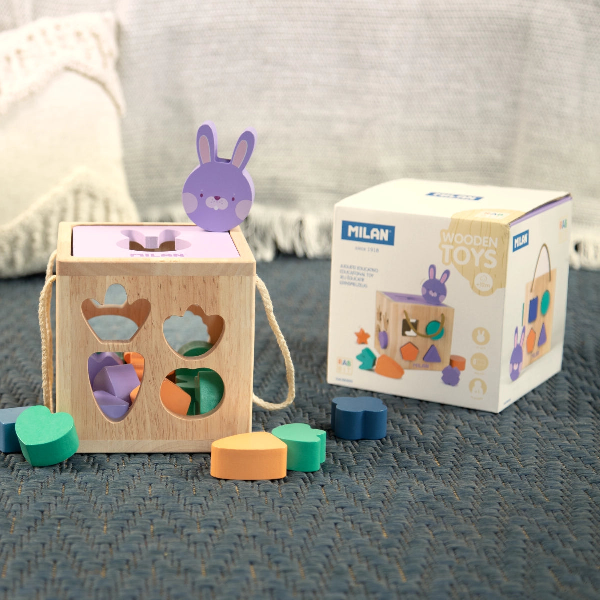Joguina de fusta cub per encaixar peces 'Rabbit'
