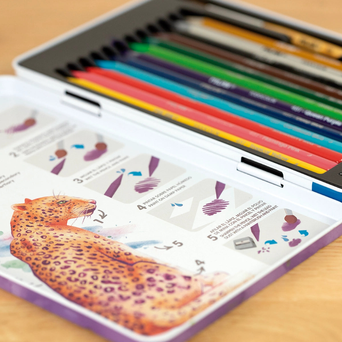 12 lápices de colores acuarelables todo mina + pincel, en caja metálica