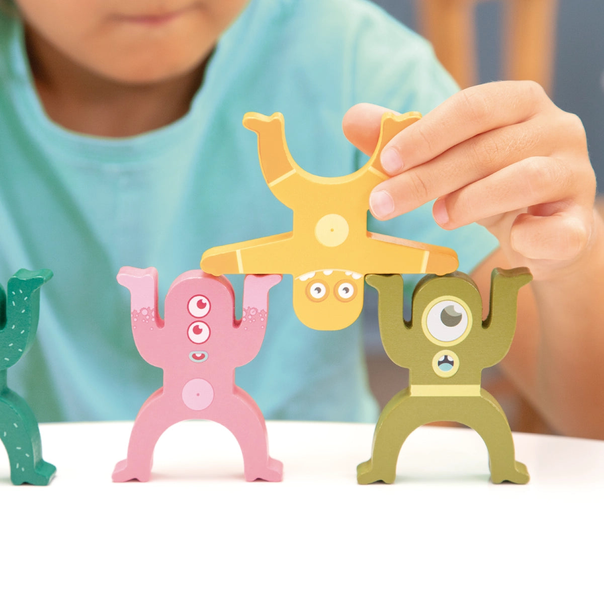 Joguina de fusta per fer torres de figures apilables i equilibris 'Aliens Tower'