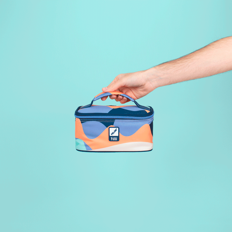 Gif animado que presenta una variedad de bolsas porta alimentos y botellas isotérmicas de MILAN, rotando para mostrar los diversos estilos y colores disponibles