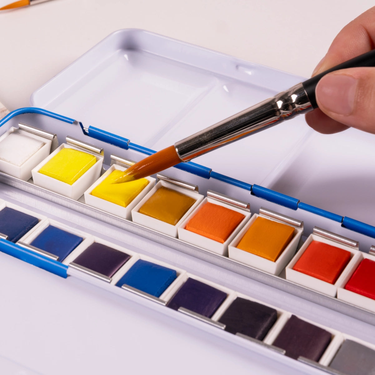 24 aquarel·les mig godet MILAN Art, en capsa metàl·lica