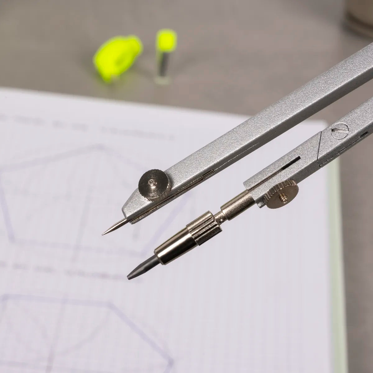 Caja compás con pata articulada, Acid