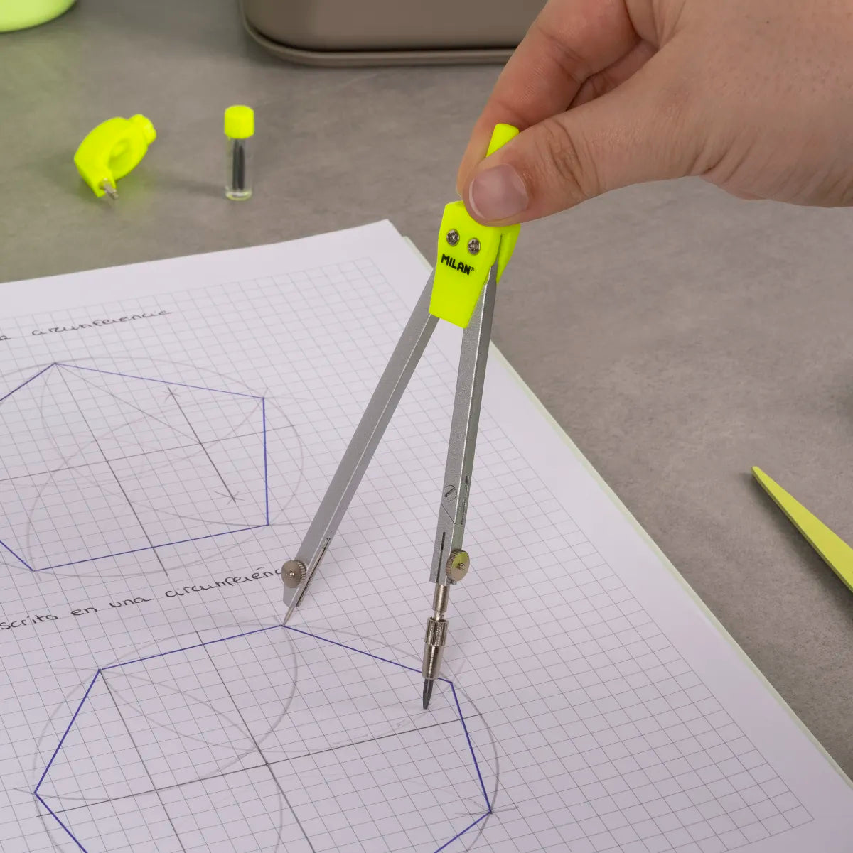 Caja compás con pata articulada, Acid