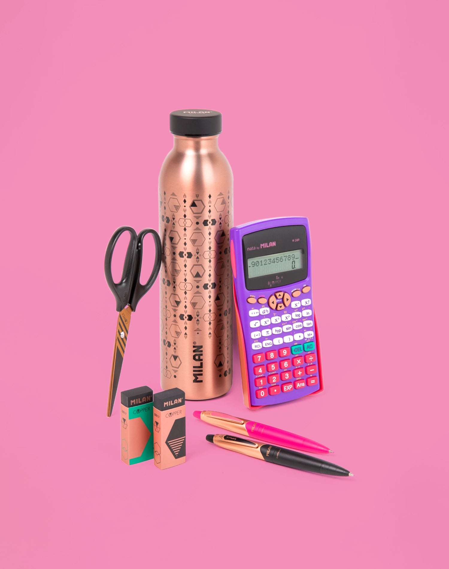Bodegón de la colección Copper de MILAN que muestra una variedad de productos, incluyendo una botella térmica, tijeras, gomas de borrar, una calculadora científica y bolígrafos de distintos colores de la colección.